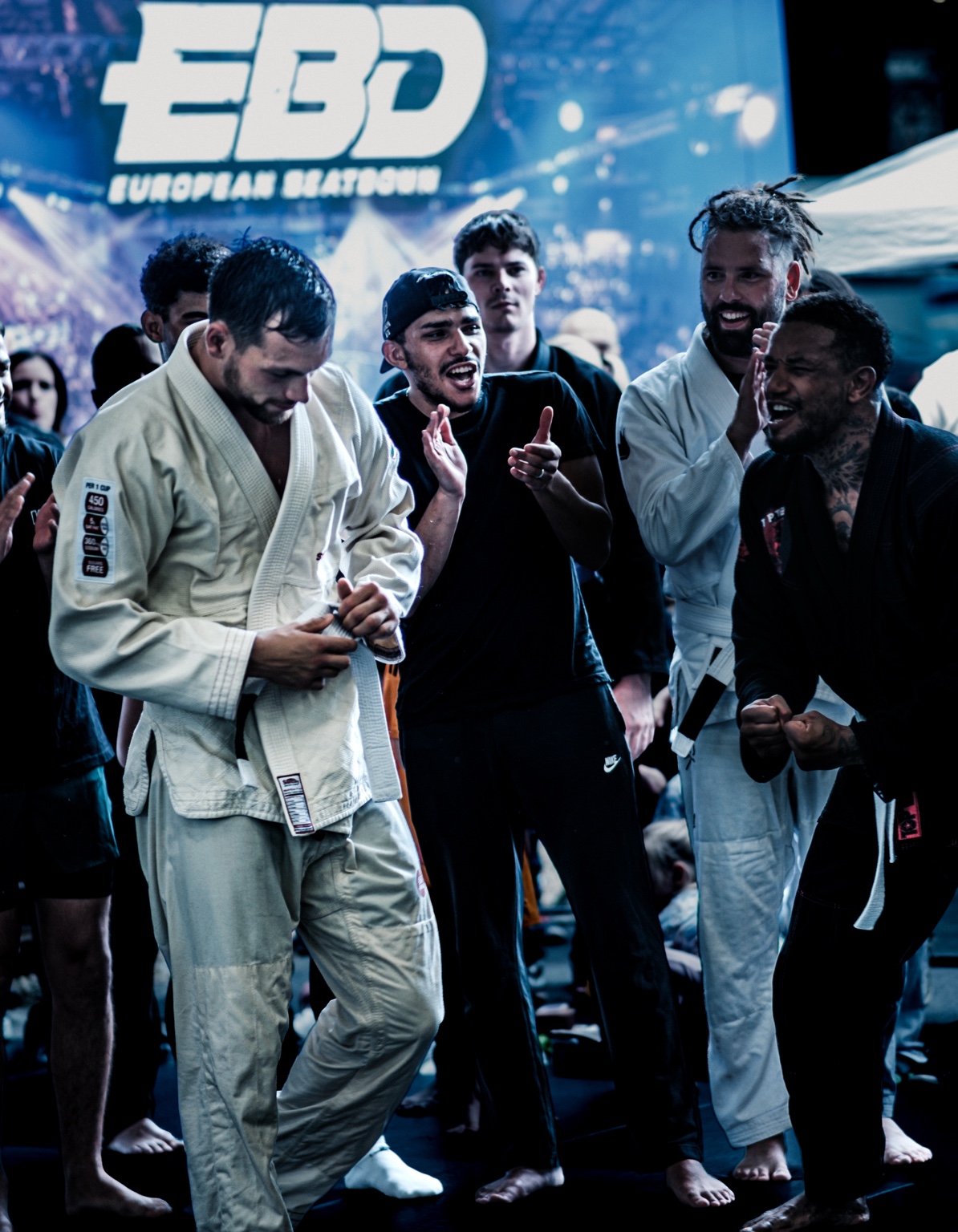 Équipe de jiu-jitsu célébrant un moment de compétition