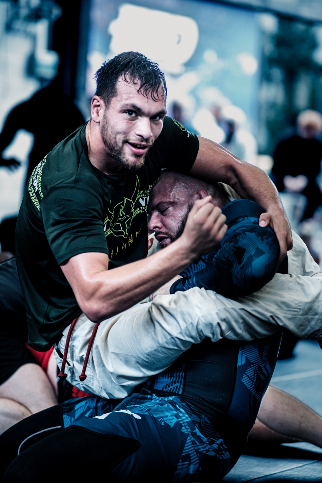 Deux combattants engagés dans un duel de grappling intense