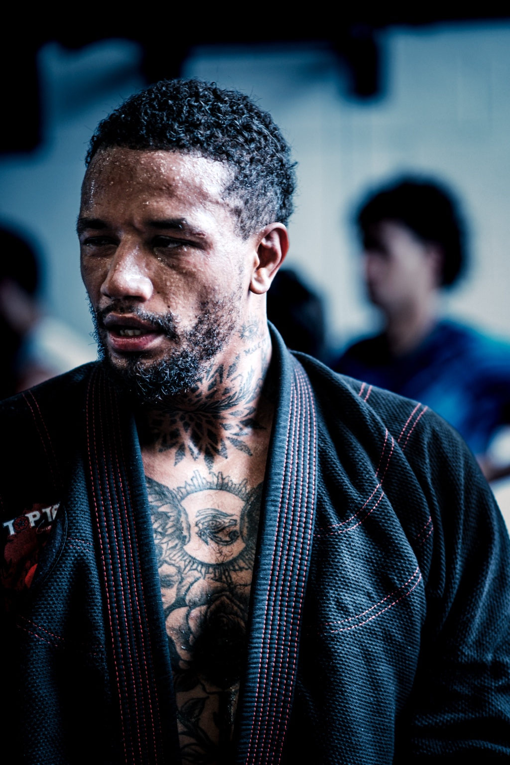 Portrait intense d'un combattant de jiu-jitsu en kimono noir
