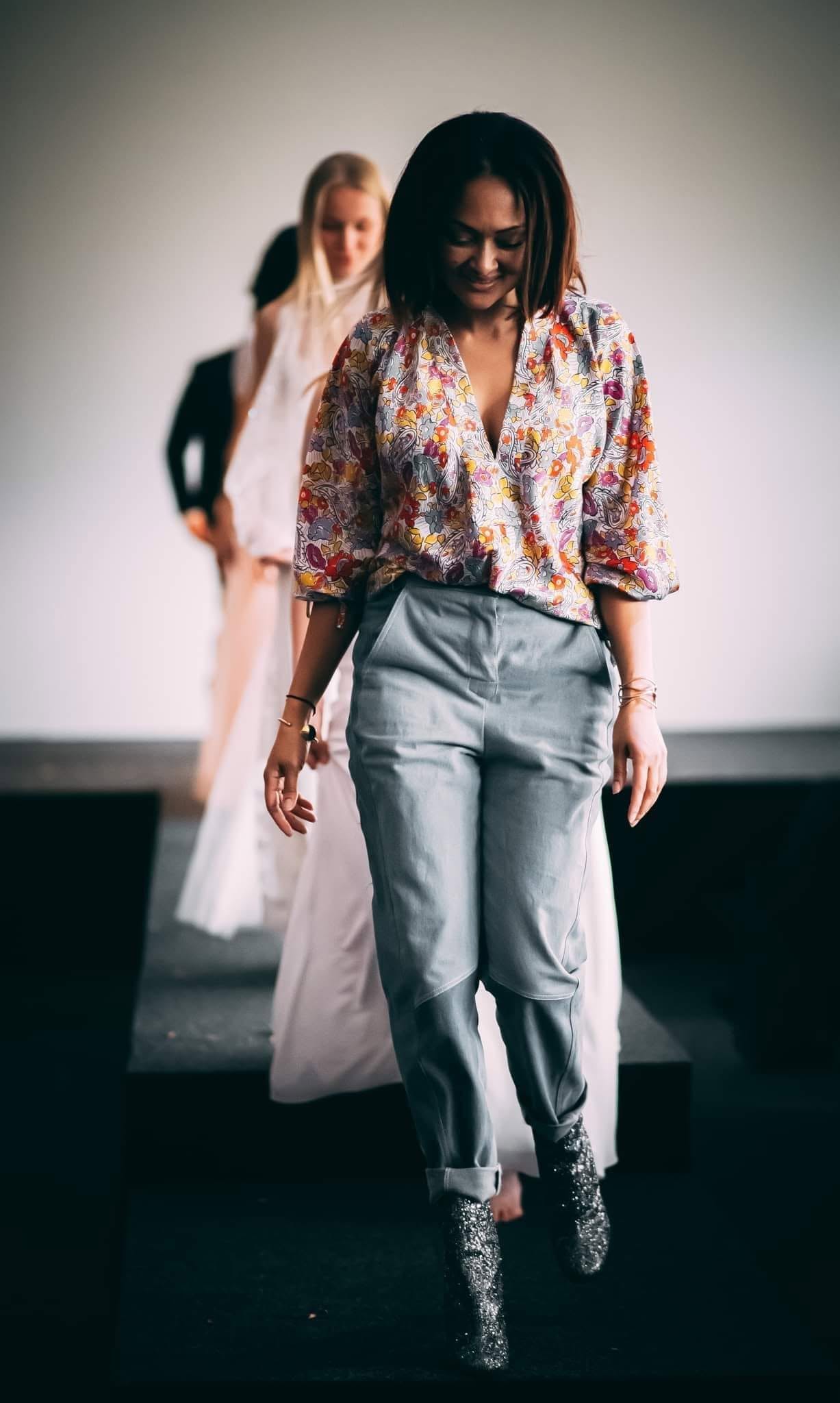 Portrait éditorial en couleur d'une femme en mouvement