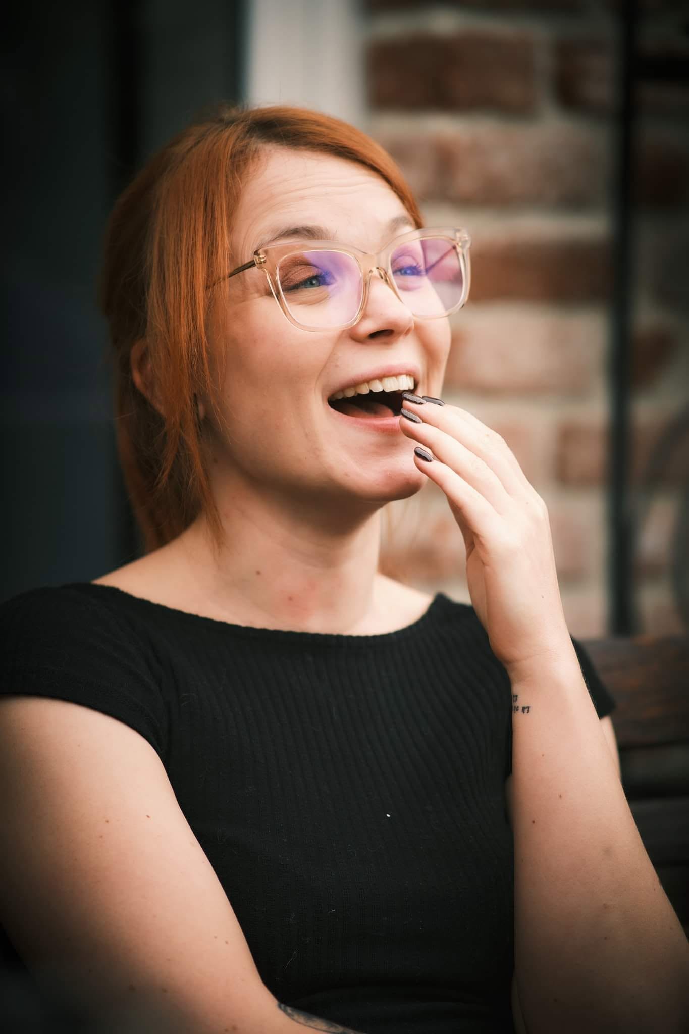 Portrait naturel d'une femme rousse dans la lumière