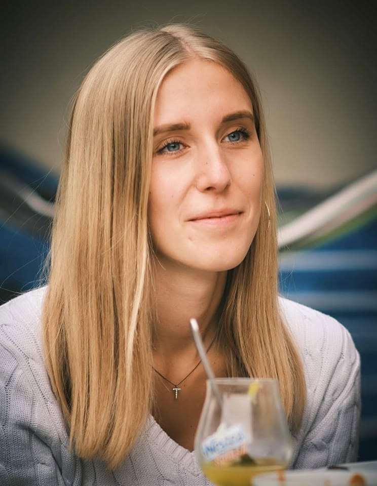 Portrait naturel d'une femme blonde attablée