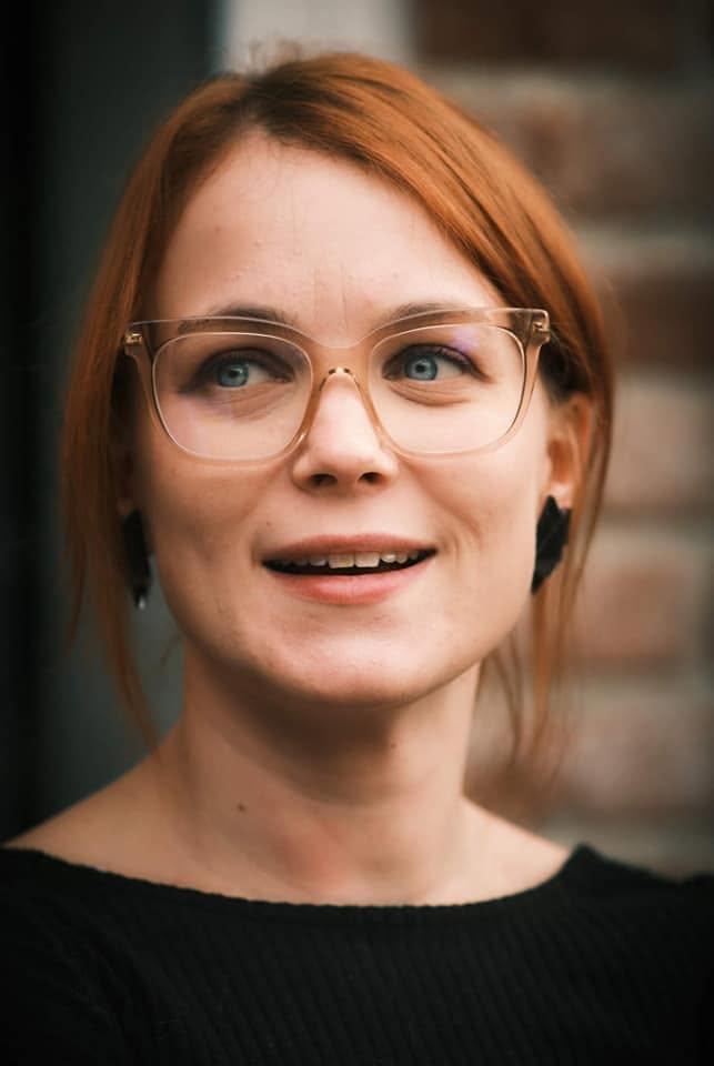 Portrait naturel d'une femme rousse portant des lunettes