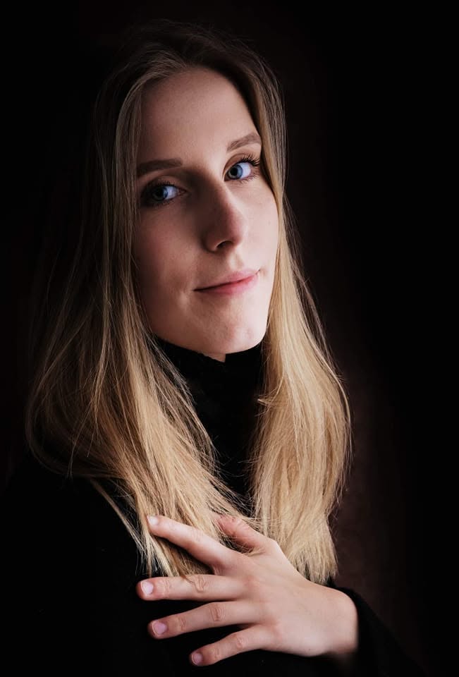 Portrait naturel d'une femme blonde dans une lumière douce