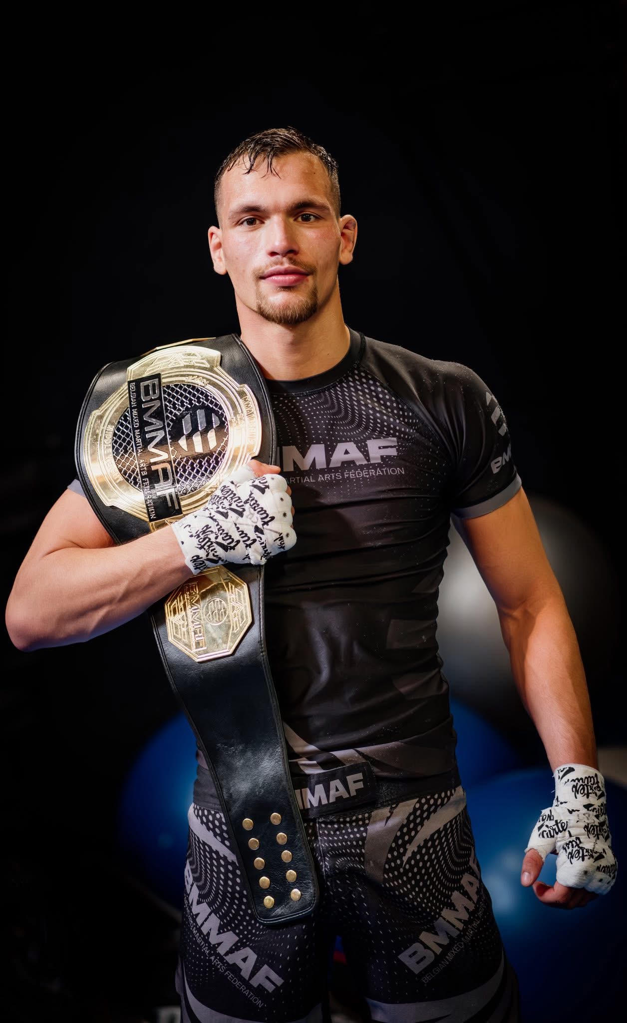 Champion portant sa ceinture de MMA