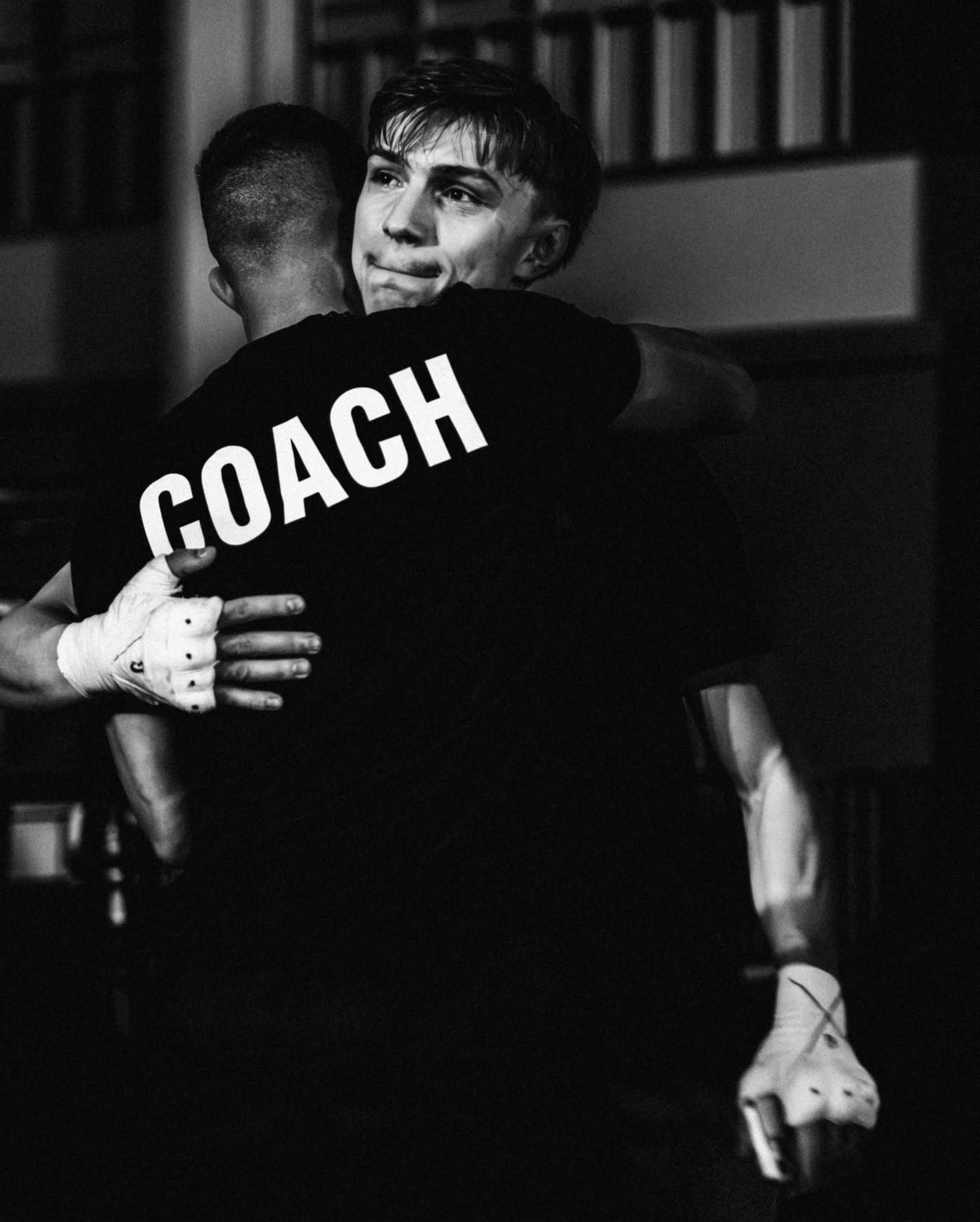 Combattant enlacé par son coach