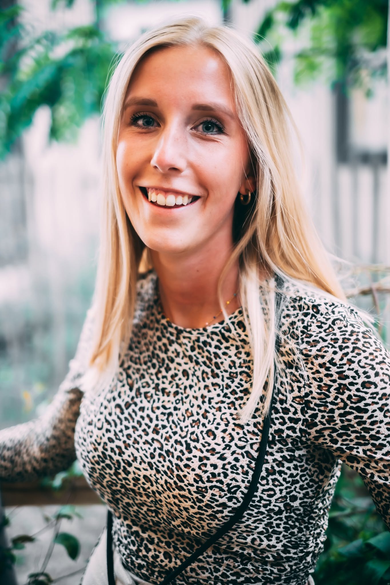 Portrait lumineux d'une jeune femme blonde souriante