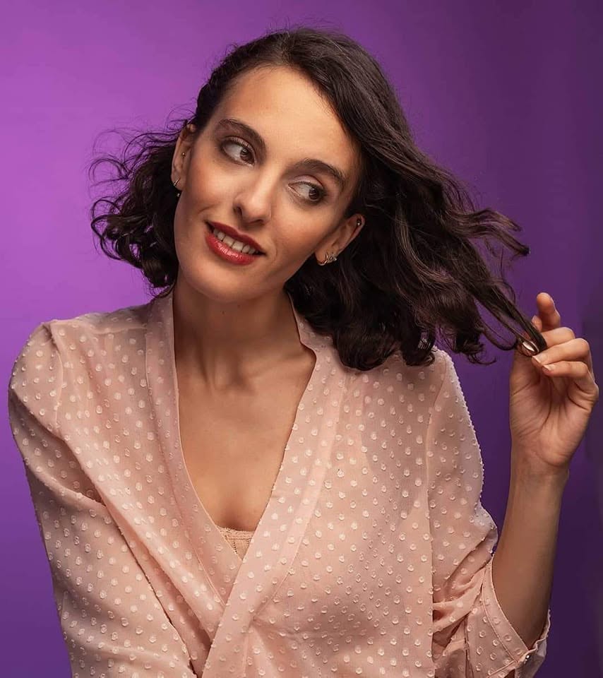 Portrait éditorial d'une femme sur fond violet
