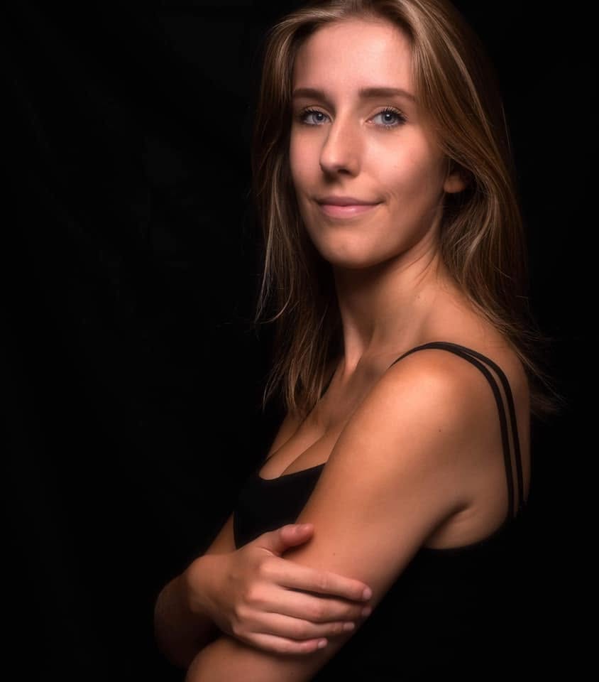 Portrait féminin classique sur fond noir