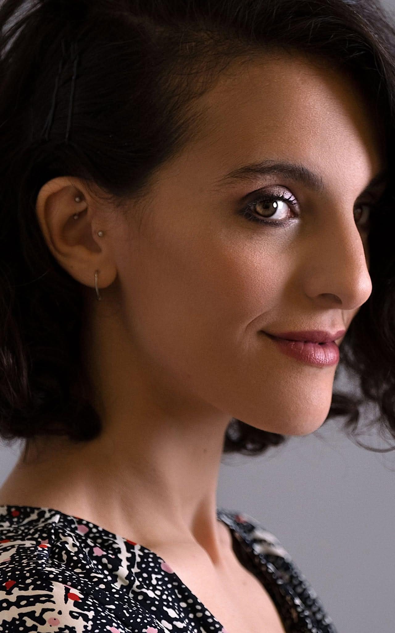 Portrait féminin de profil dans une lumière douce