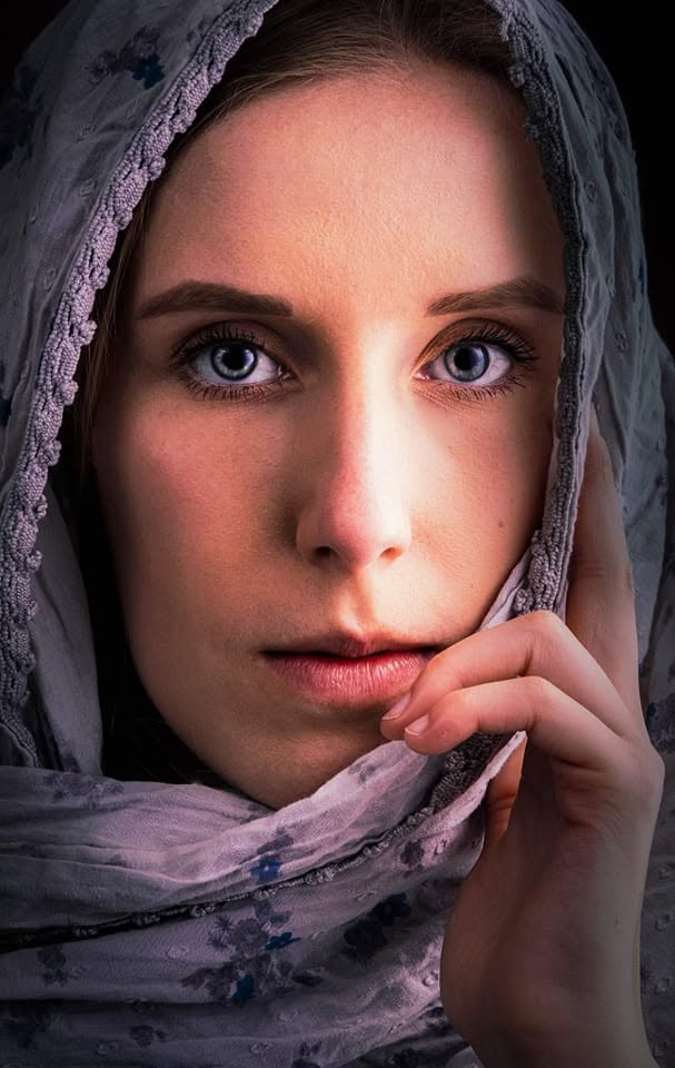 Portrait rapproché d'une femme enveloppée d'un voile